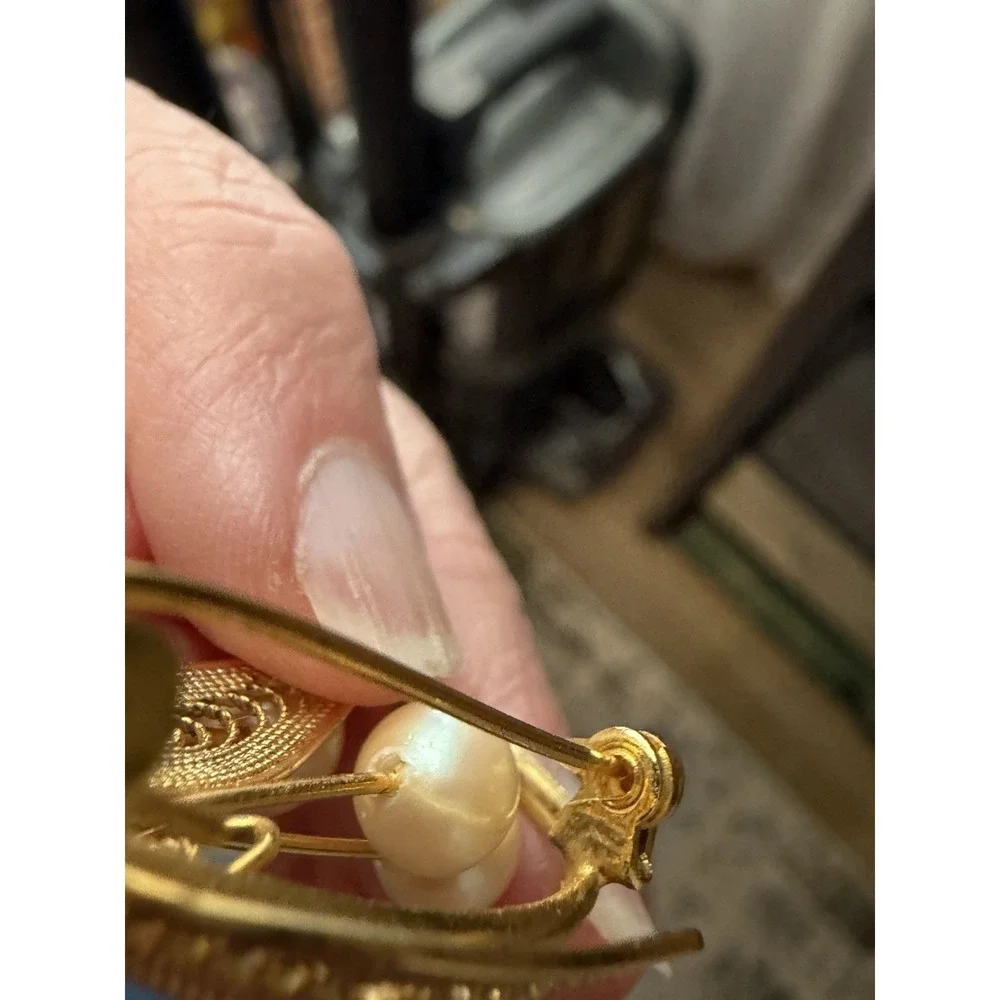 Vintage Gold Tone Filigree Leaf Faux Pearl Dangle‎ Brooch Floral Pin
